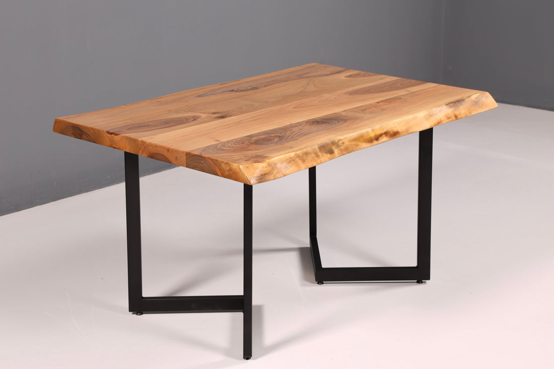 Traumhafter Nussbaum Tisch 140cm-100cm Esszimmer Tisch Baumkanten Platte Massiv Holz Küchentisch