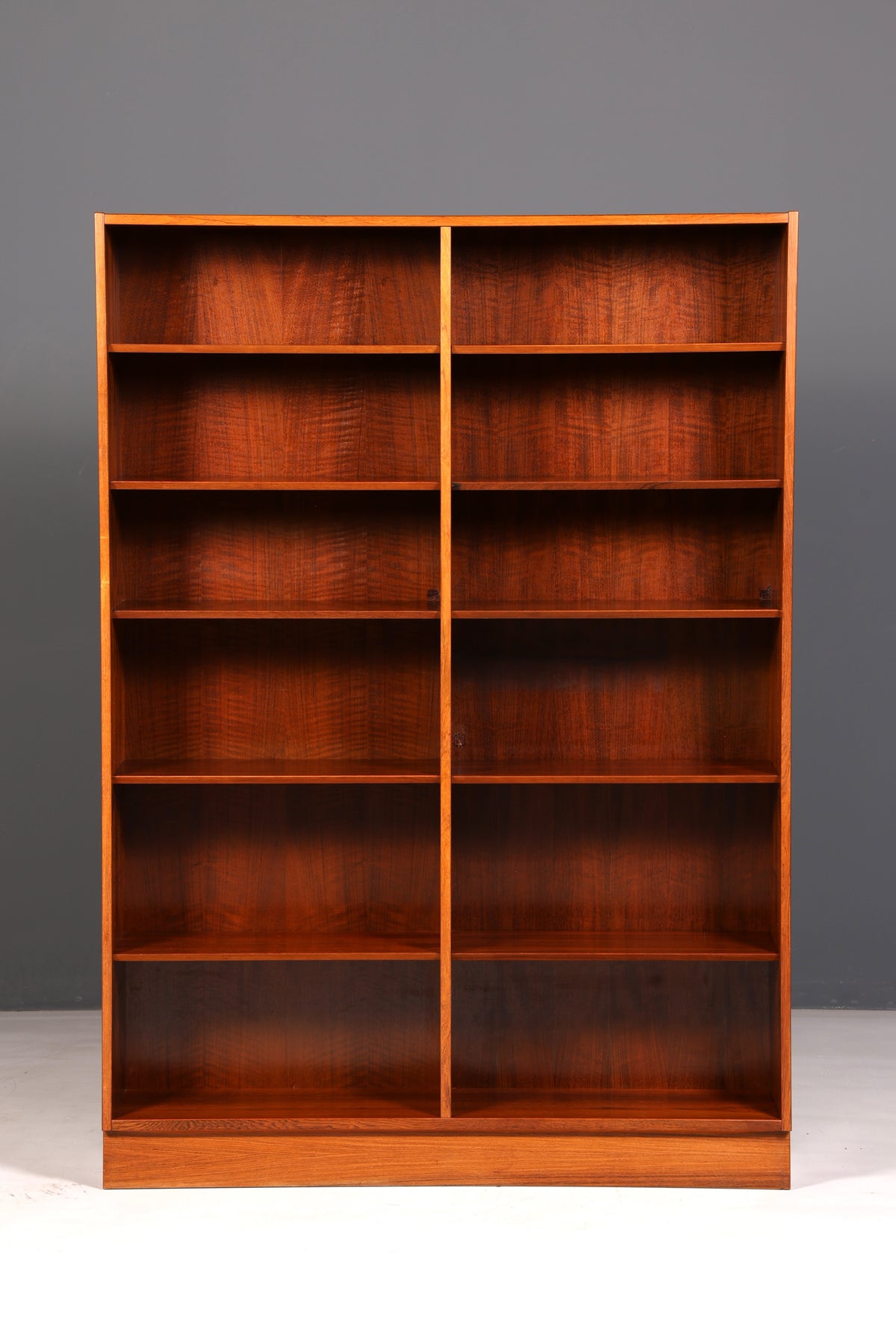 Stunning XXL Original Hundevad Mid-Century shelving unit in rosewood, Danish Design, Made in Denmark, vintage 1960s bookcase