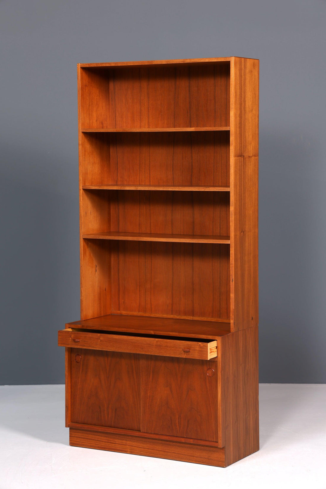 Stilvolles Mid Century Regal skandinavisches Bücherregal Kommode 60er Jahre