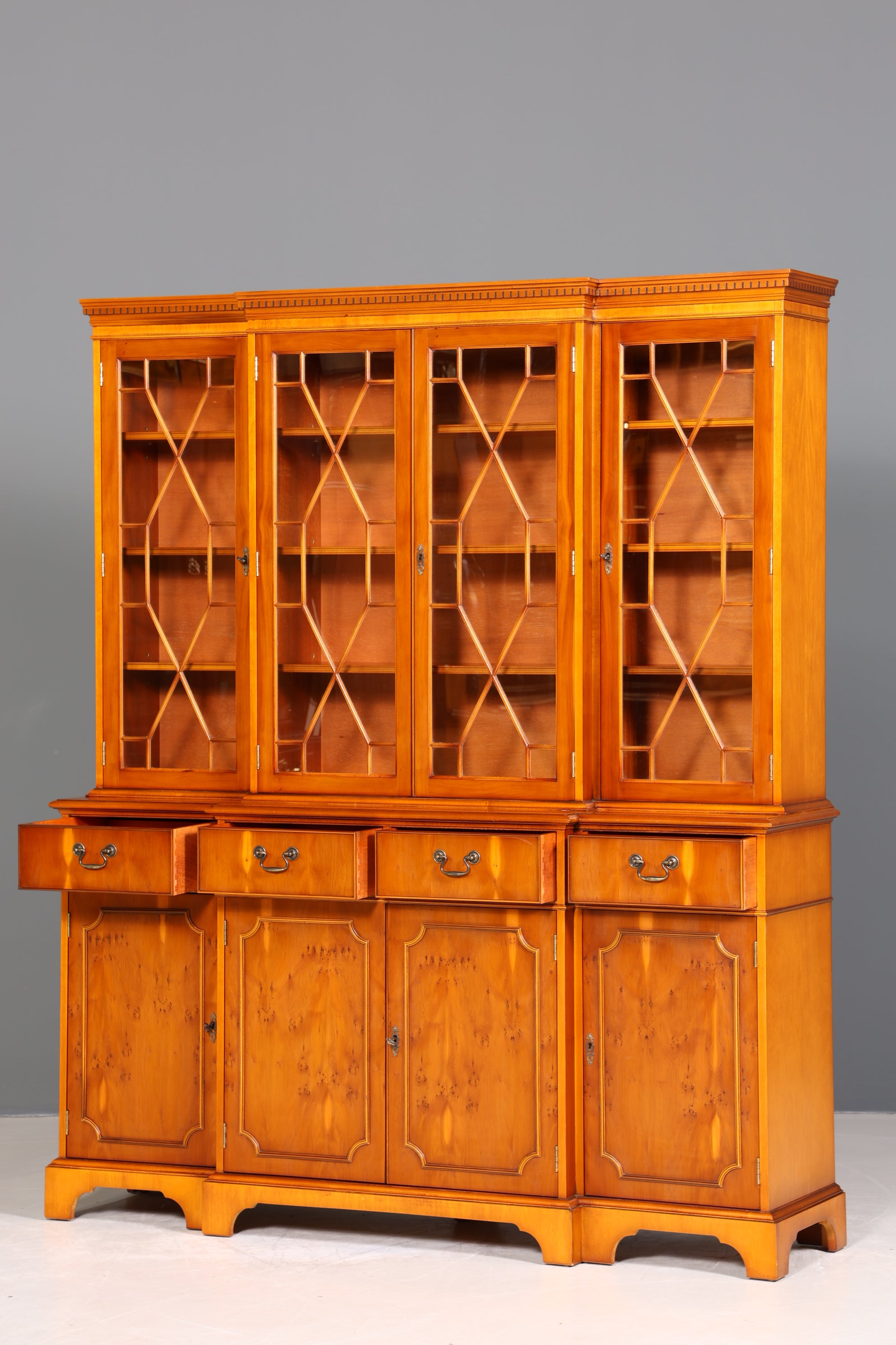 Edle Englische Vitrine Bücherschrank Buffet Antik Stil Englisch Eibe Glasvitrine Bibliothek