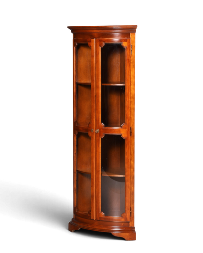 Hauptstadt Möblerei Selva Eckvitrine aus massivem Holz im antiken Stil mit Glasfront und dekorativer Patina