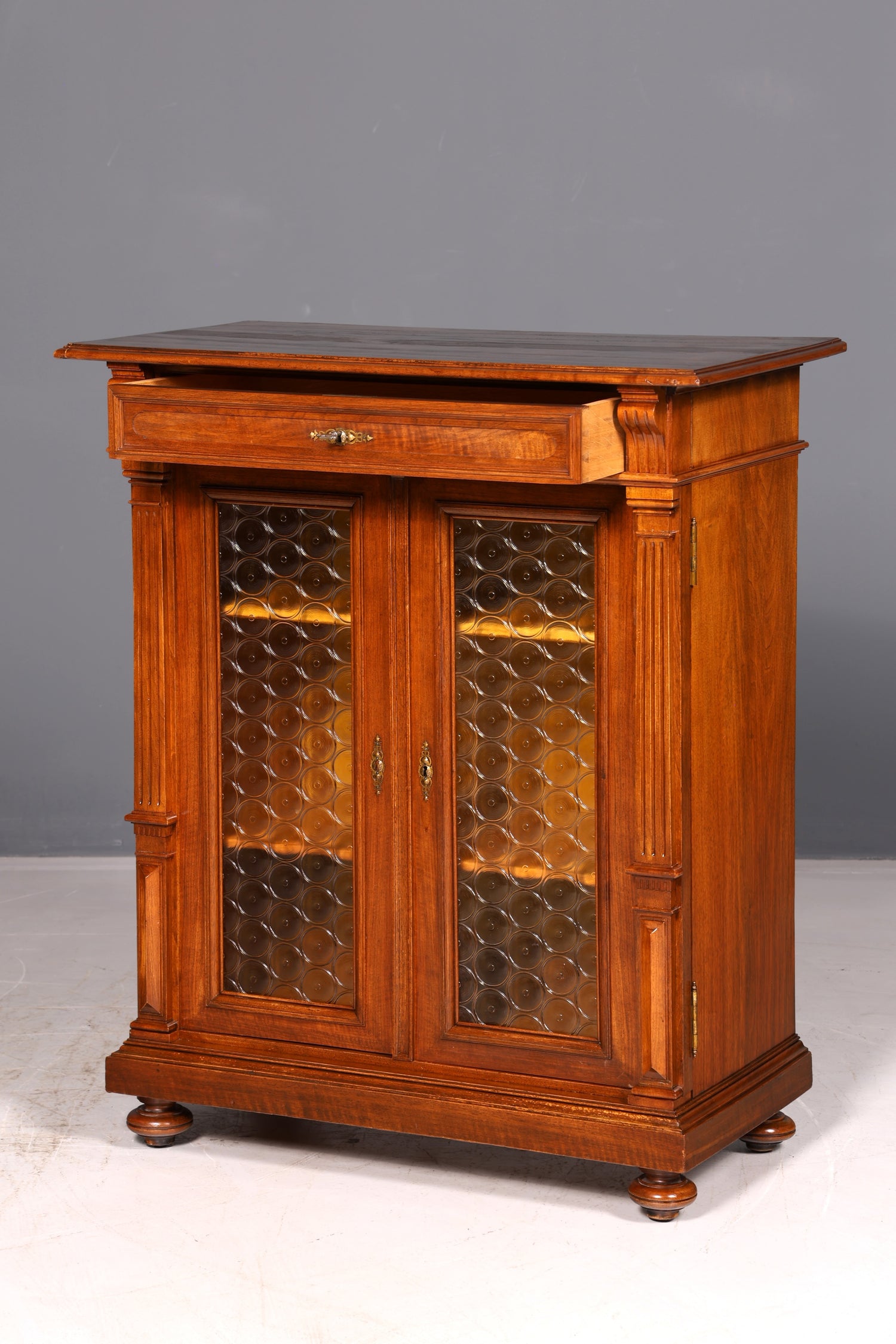 Edle Gründerzeit Vitrine um 1880 Schrank Antik Jugendstil Nussbaum Bücherschrank Buffet Vintage