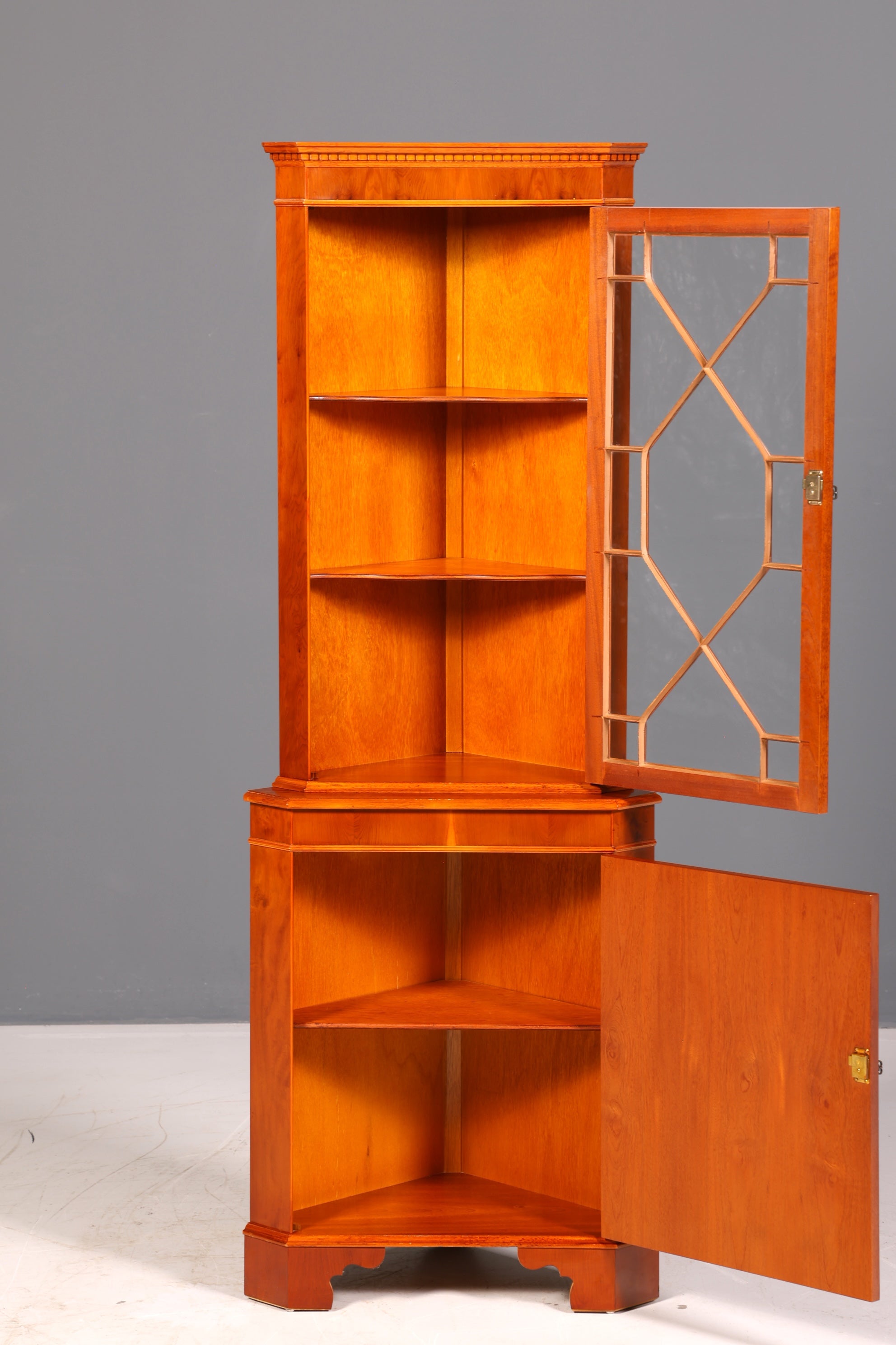 Wunderschöne Englische Eckvitrine Eibe Echt Holz Schrank Eckschrank Glasvitrine Vitrine Vintage