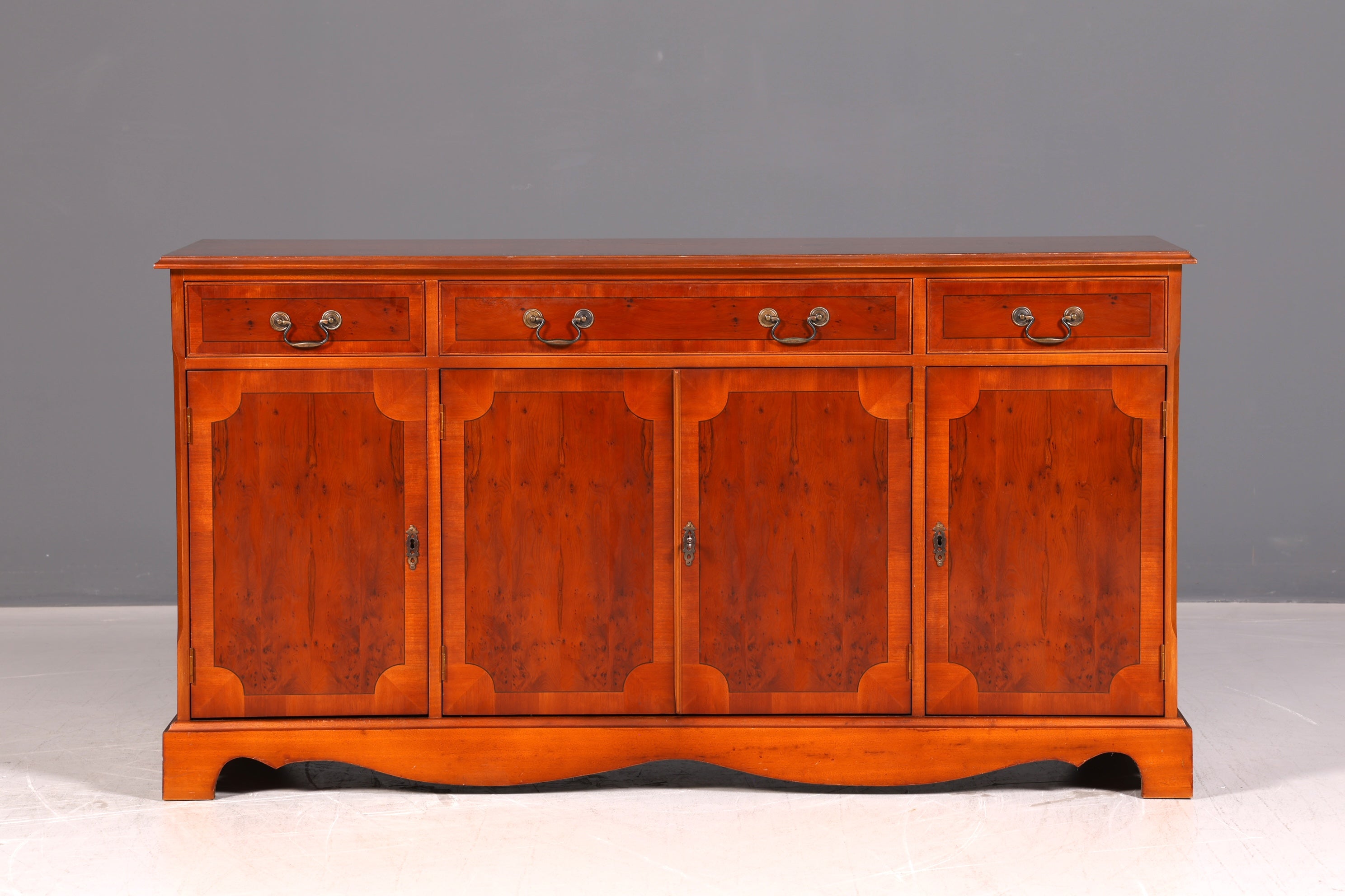 Wunderschönes Englisches Sideboard Eibe Schrank 60er Buffetschrank Kommode Anrichte Vintage