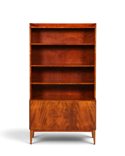 Hauptstadt Möblerei Mid Century Bücherregal aus Nussbaum mit Unterschrank und höhenverstellbaren Regalböden im Vintage-Stil