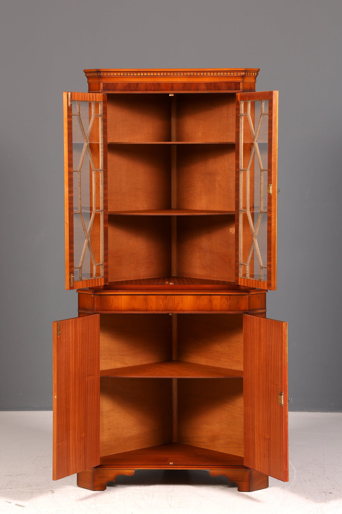 Wunderschöne Englische Eckvitrine 60s Echt Holz Schrank Eckschrank Glasvitrine Vitrine Vintage