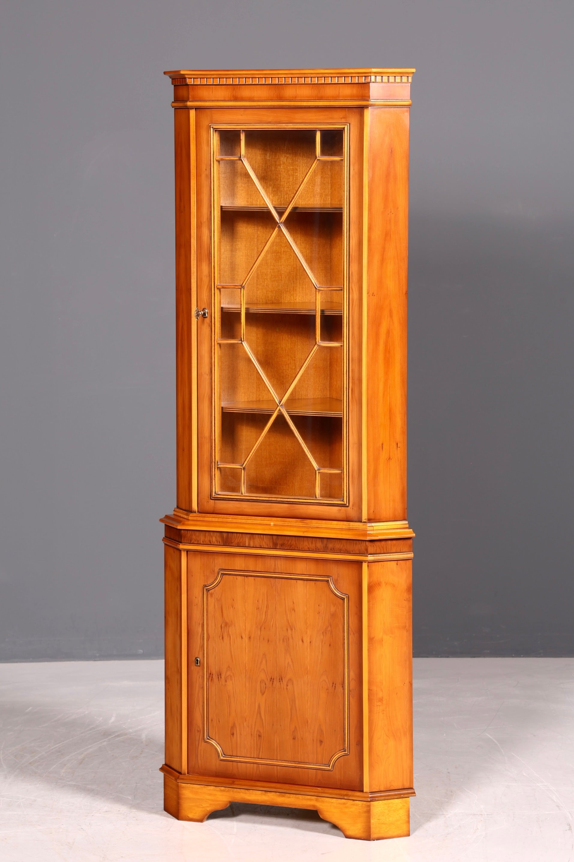 G027 Finish cm Wunderschöne Englische Eckvitrine Antik 60s echt Holz Schrank Eckschrank Glasvitrine Vitrine