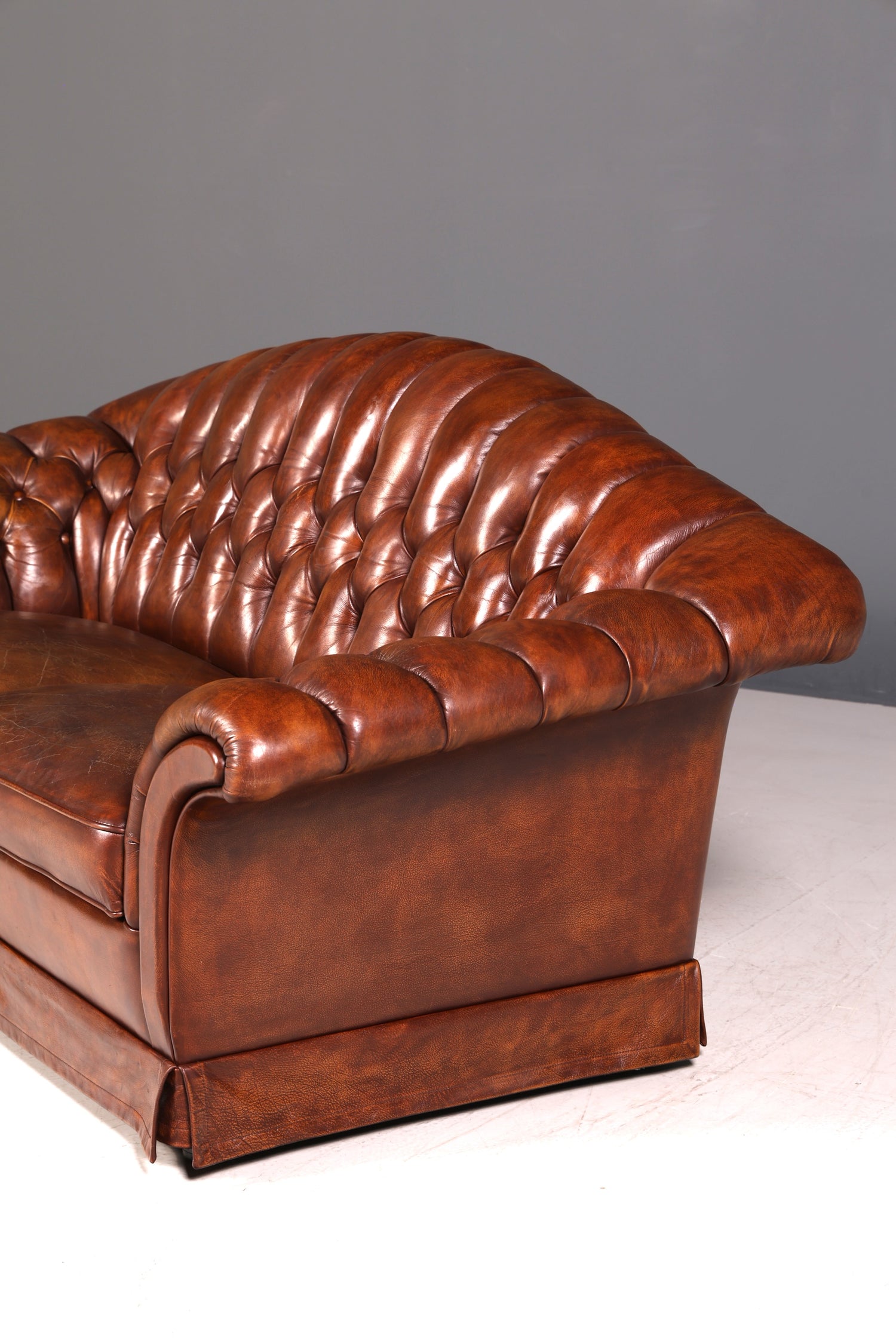 G448 Finish Wunderschönes Original Chesterfield 2er Sofa Englisch Oxblood Leder 2- Sitzer Couch (Kopie)