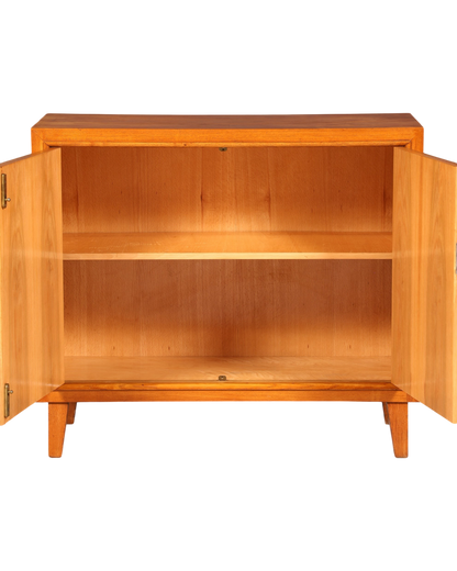 Hauptstadt Möblerei Mid Century Kommode aus massivem Holz mit geöffneten Türen und verstellbarem Regalboden