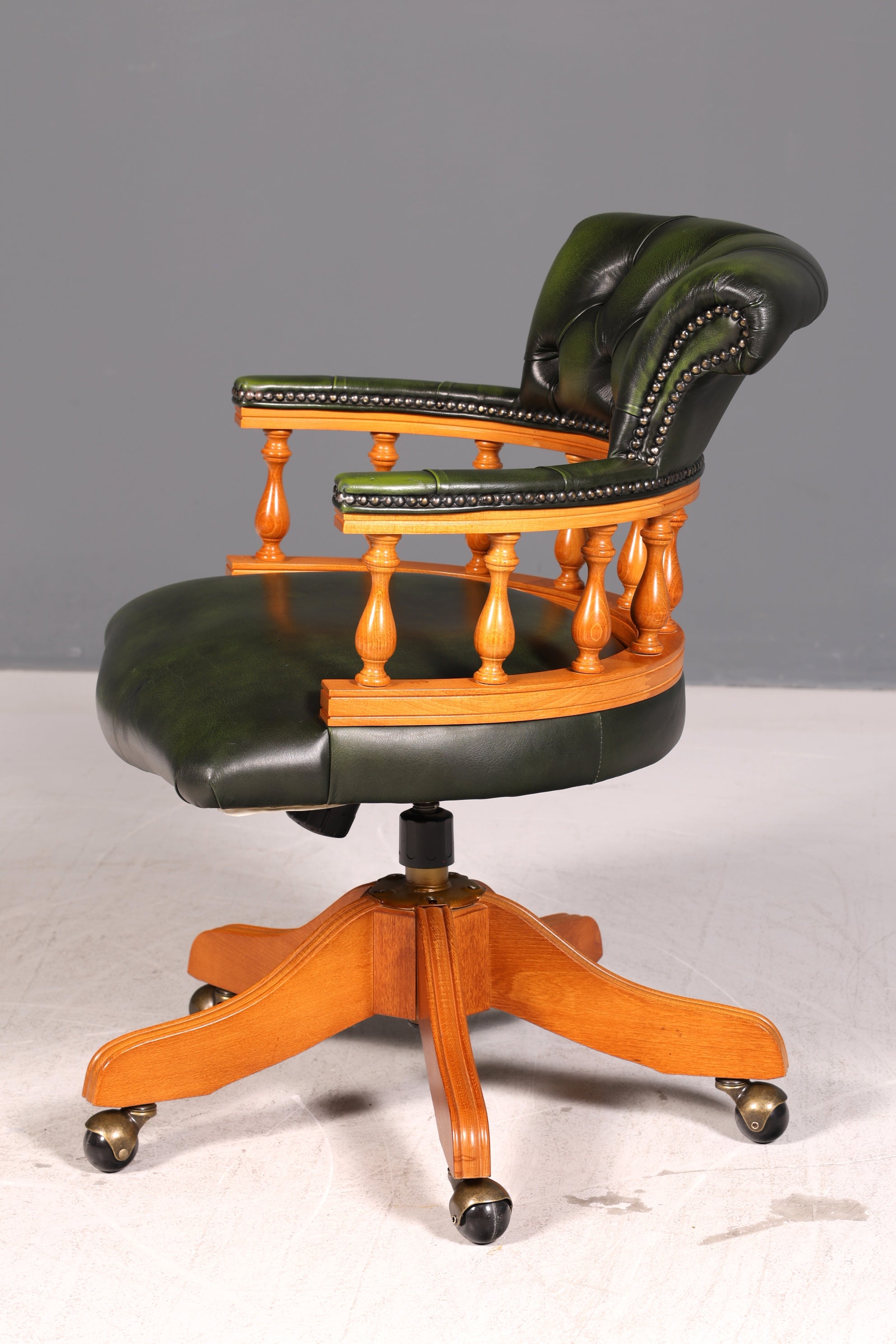 Wunderschöner Original Chesterfield Centurion Bürostuhl Grün Echt Leder Englisch Herrensessel Höhenverstellbar Drehsessel