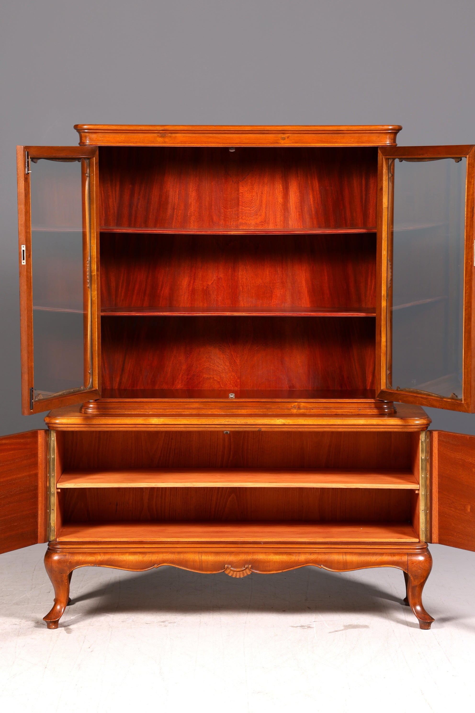 Wunderschöne Chippendale Vitrine im Barock Stil Nussbaum Bücherschrank Glasvitrine Buffet Antik Vintage