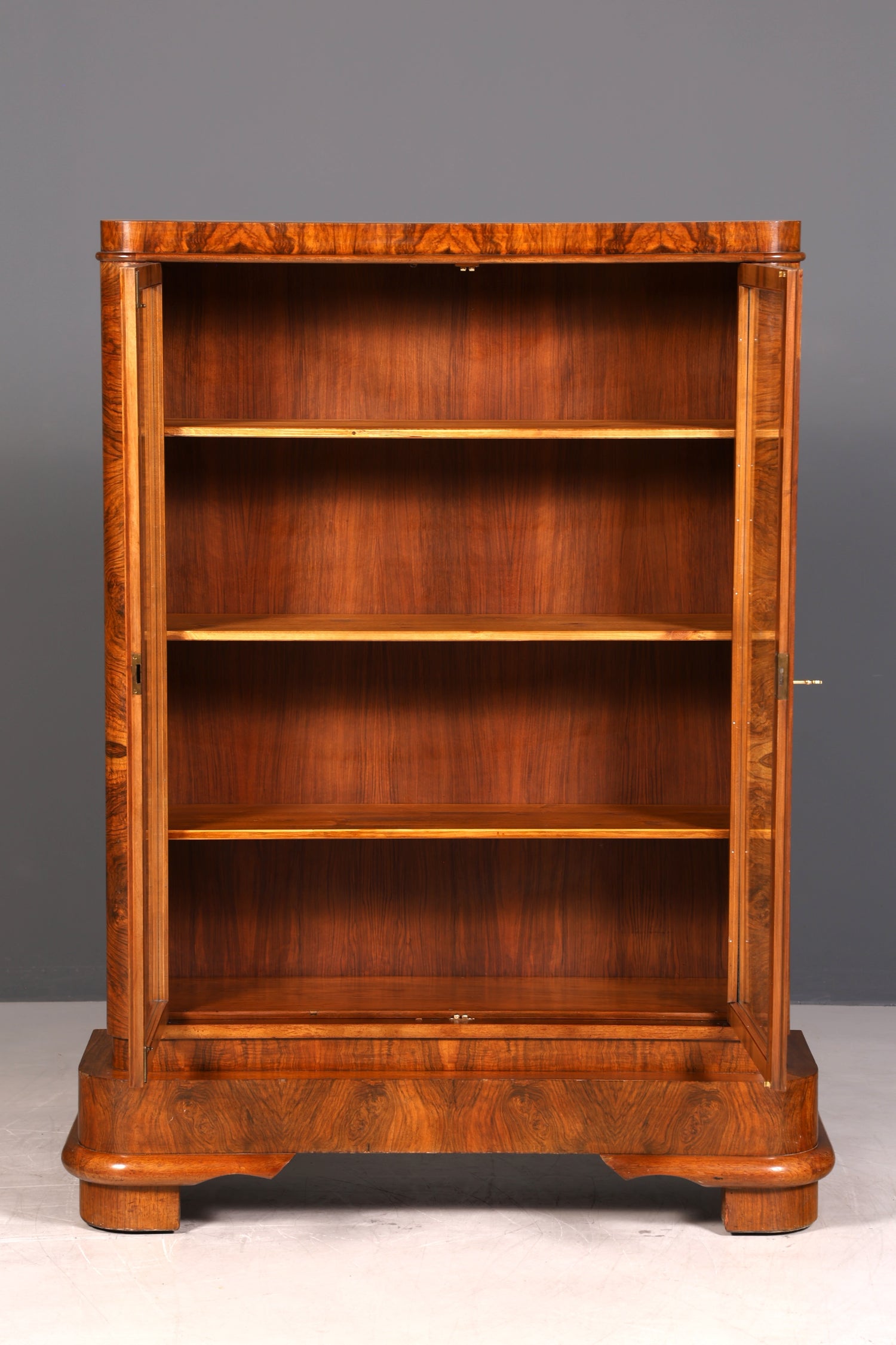 G733 Finish Wunderschöne Art Deco Vitrine Nussbaum Vitrine massiv Holz Antik Schrank (Kopie)