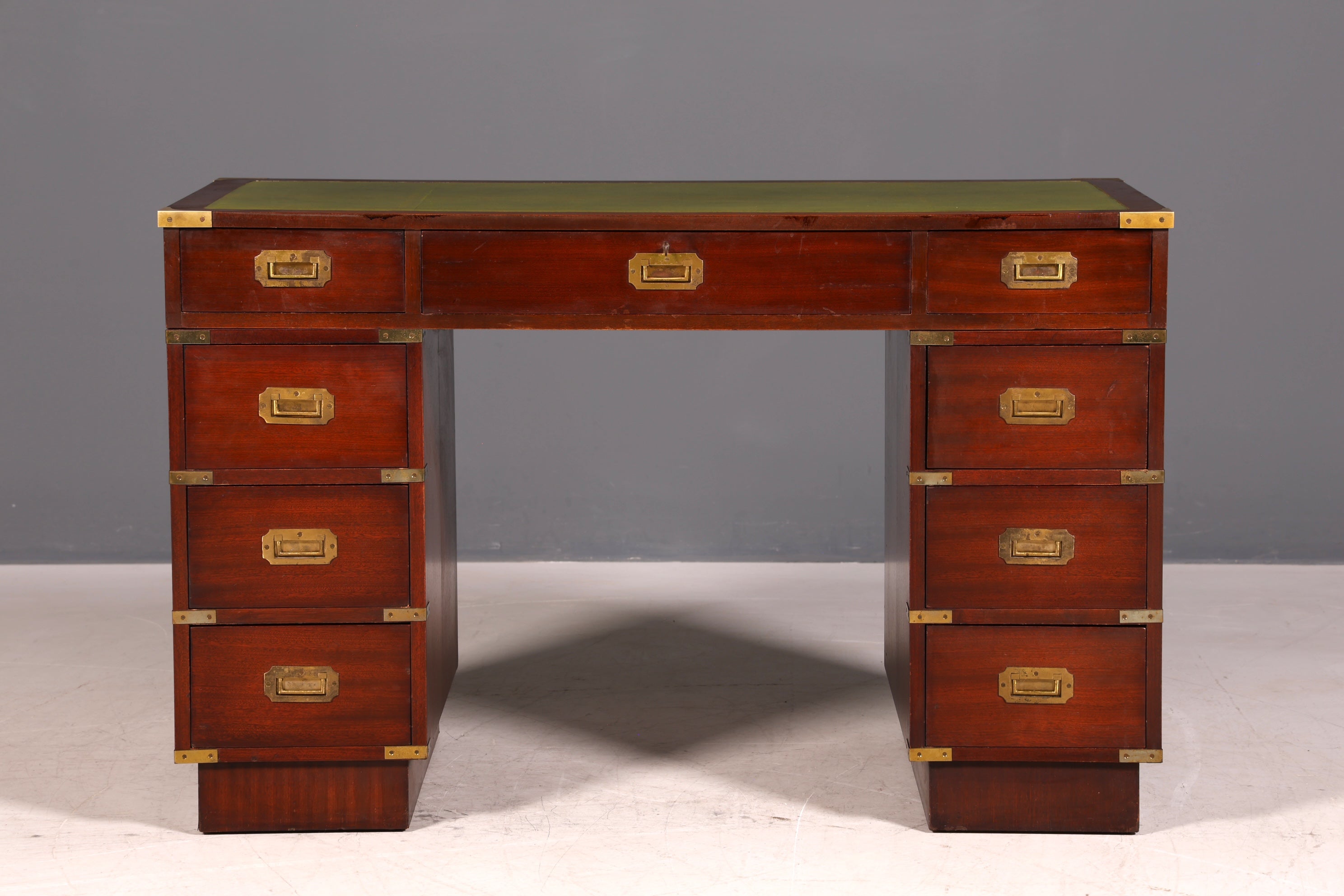 Edler Maritimer Schreibtisch Englischer Military Bürotisch Office Table mit echt Lederauflage