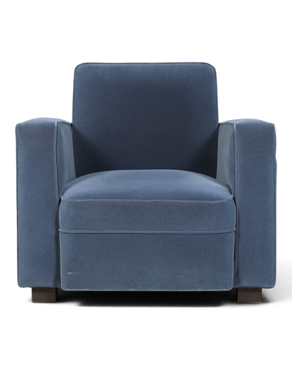 Hauptstadt Möblerei H873 Sessel in blauem Samt mit geradlinigem Design und dunklen Füßen vor grauem Hintergrund