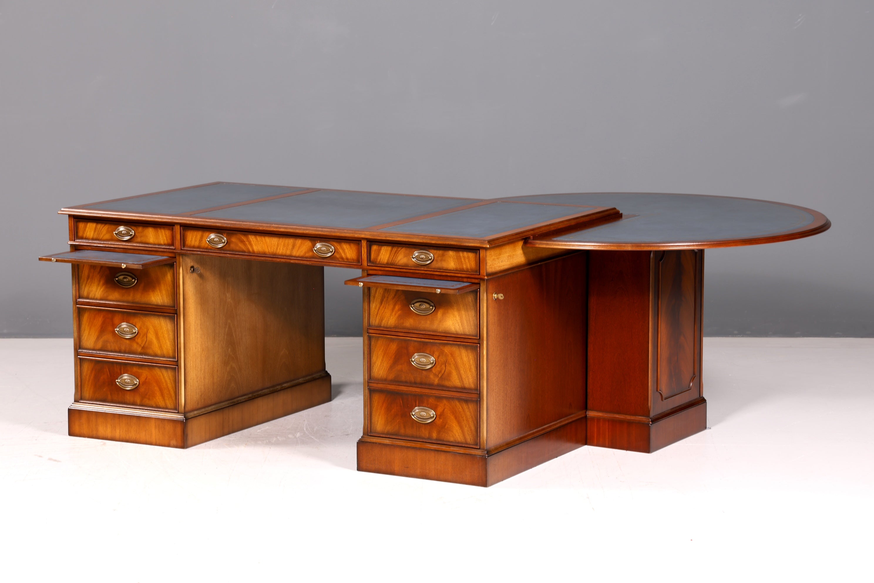 Wunderschöner Original Heldense Schreibtisch Mahagoni Echt Lederauflage Englisch Antik Stil Chefschreibtisch Partner Desk Bürotisch mit Besprechungsansatz