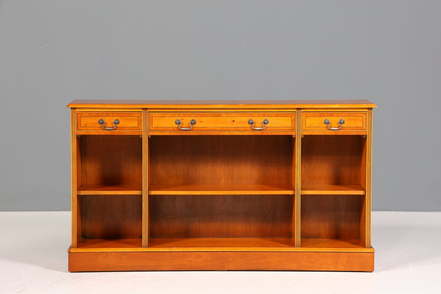 Wunderschönes Englisches Sideboard Schrank Antik Stil Eibe Bücherregal Kommode Regal