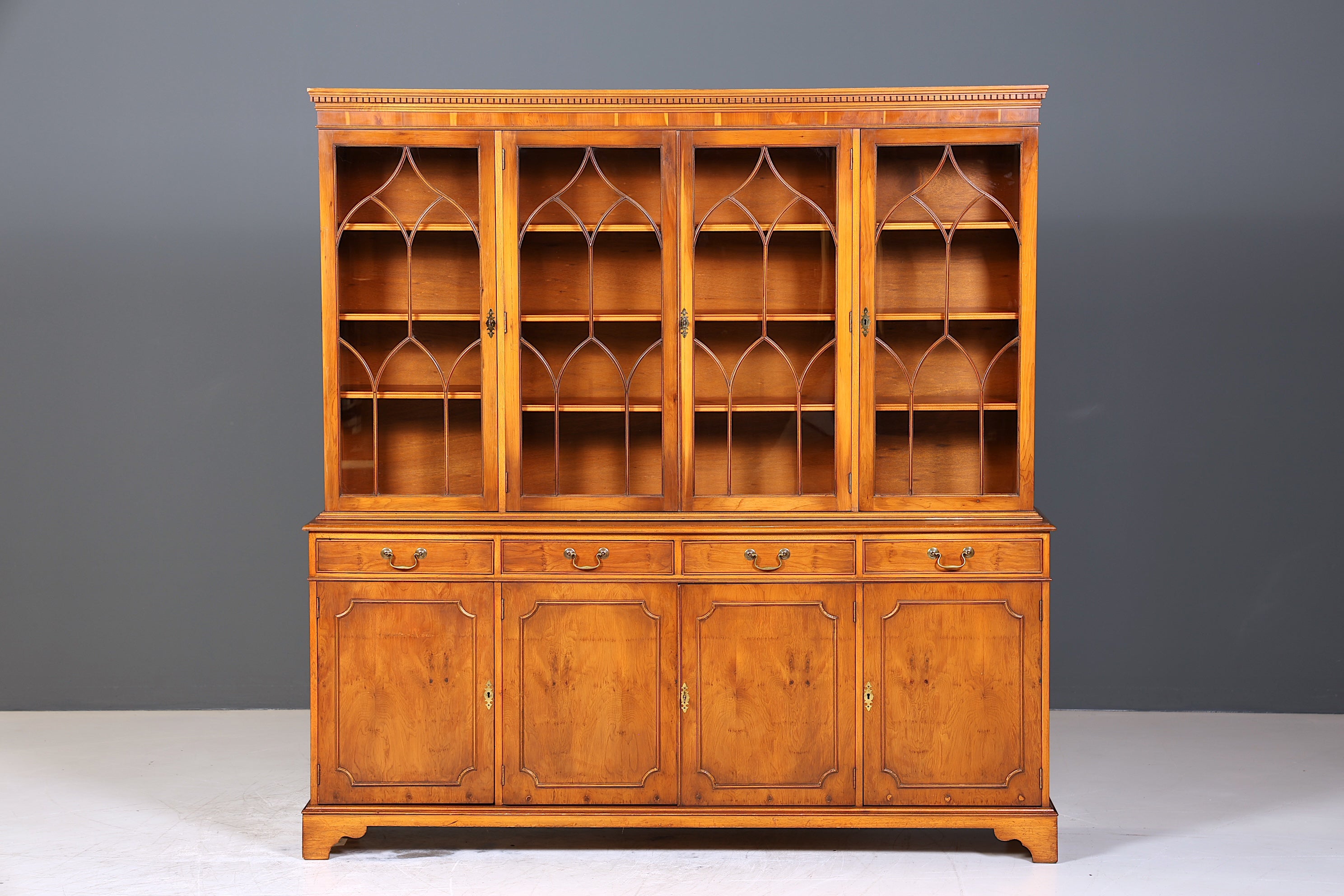 Wunderschöne Englische Vitrine Bücherschrank Buffet Antik Stil Englisch Eibe Glasvitrine Bibliothek