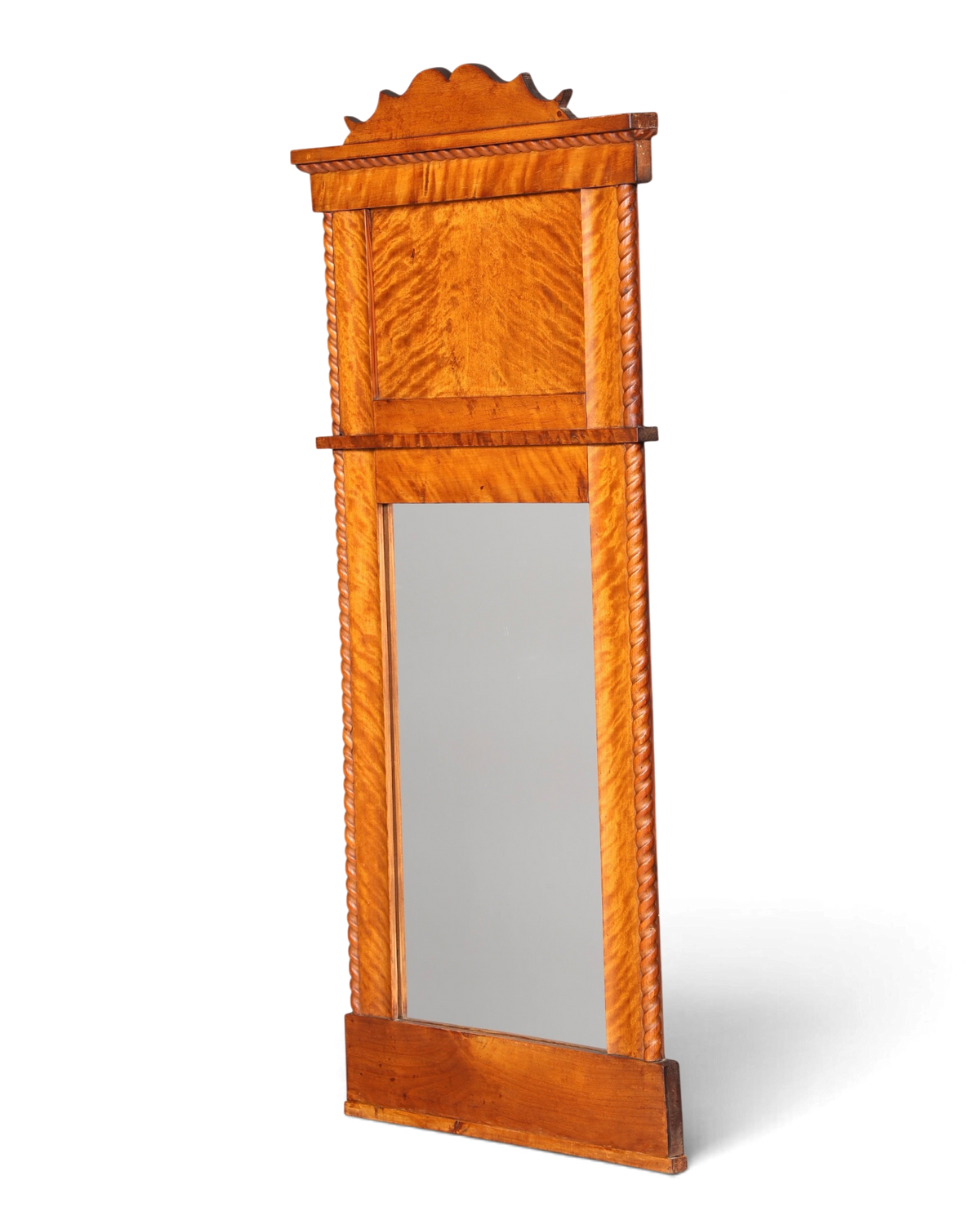 Hauptstadt Möblerei Biedermeier Wandspiegel mit antikem Holzfurnier und dekorativem Kordelschnitzwerk im Rahmen