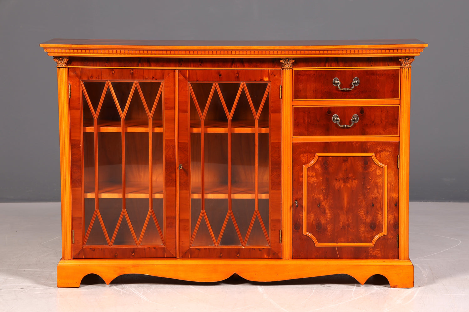 G802 Finish Wunderschöne Englische Vitrine Bücherschrank Buffet Antik Stil Englisch Eibe Glasvitrine Bibliothek (Kopie)