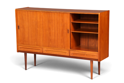 Hauptstadt Möblerei Mid Century Highboard aus Teakholz mit Schiebetüren und offenen Regalfächern im Danish Design