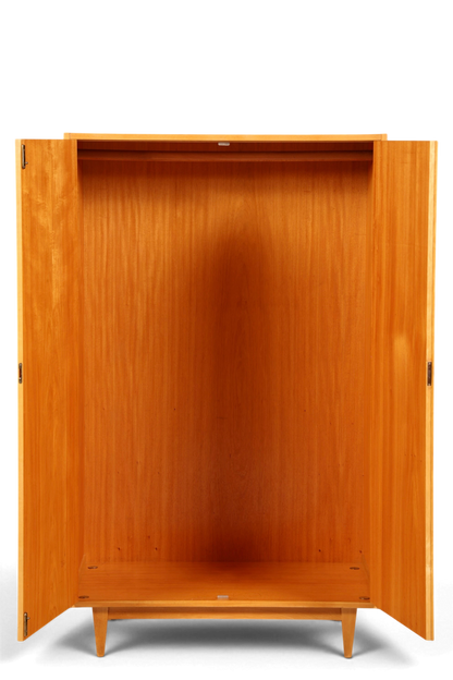 Hauptstadt Möblerei Hellerau Mid Century Kleiderschrank aus hellem Echtholz mit geöffneten Türen und schlanken Beinen
