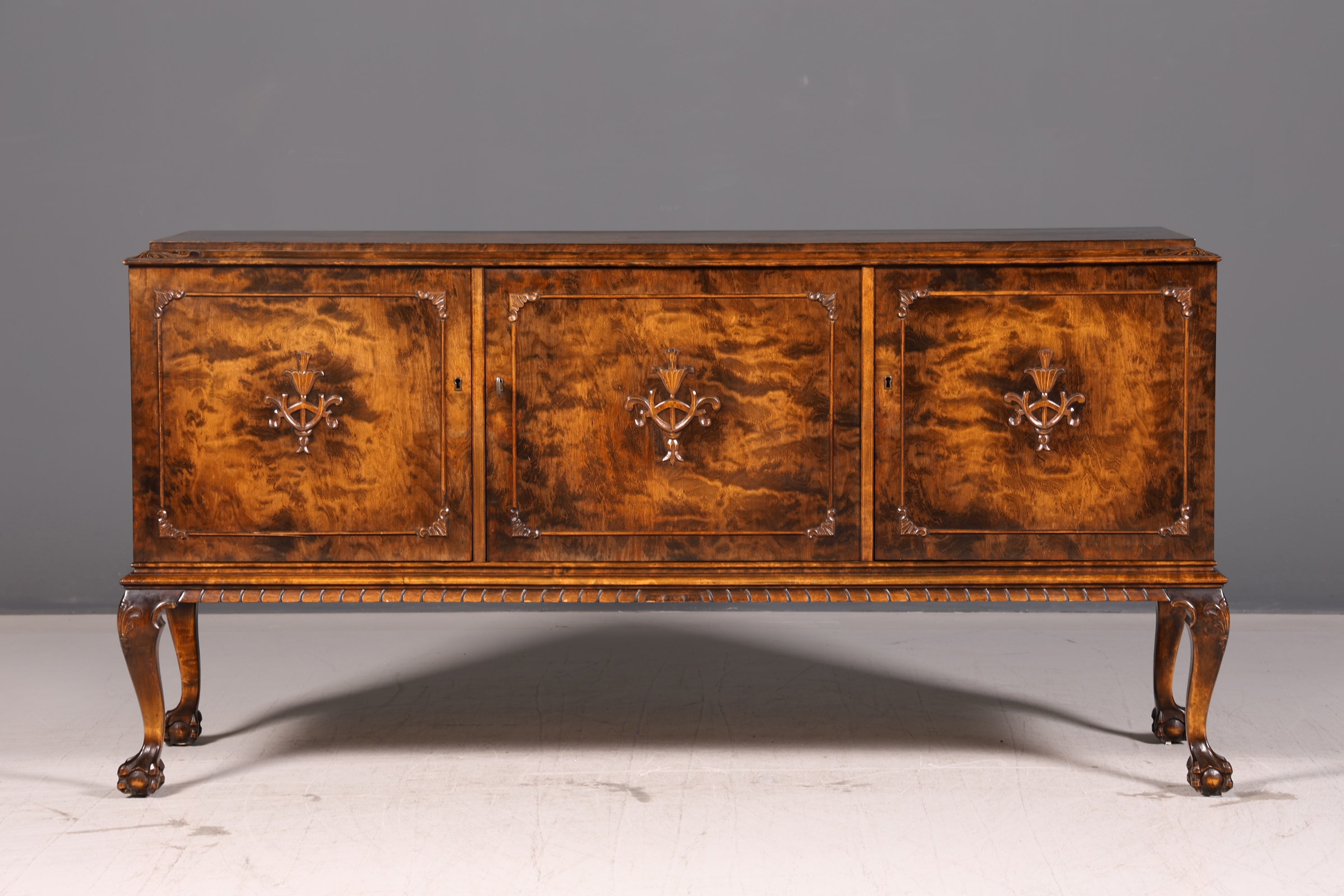 Wunderschönes Original Art Deco Sideboard Schrank TV Kommode um 1930 Chippendale Massivholz