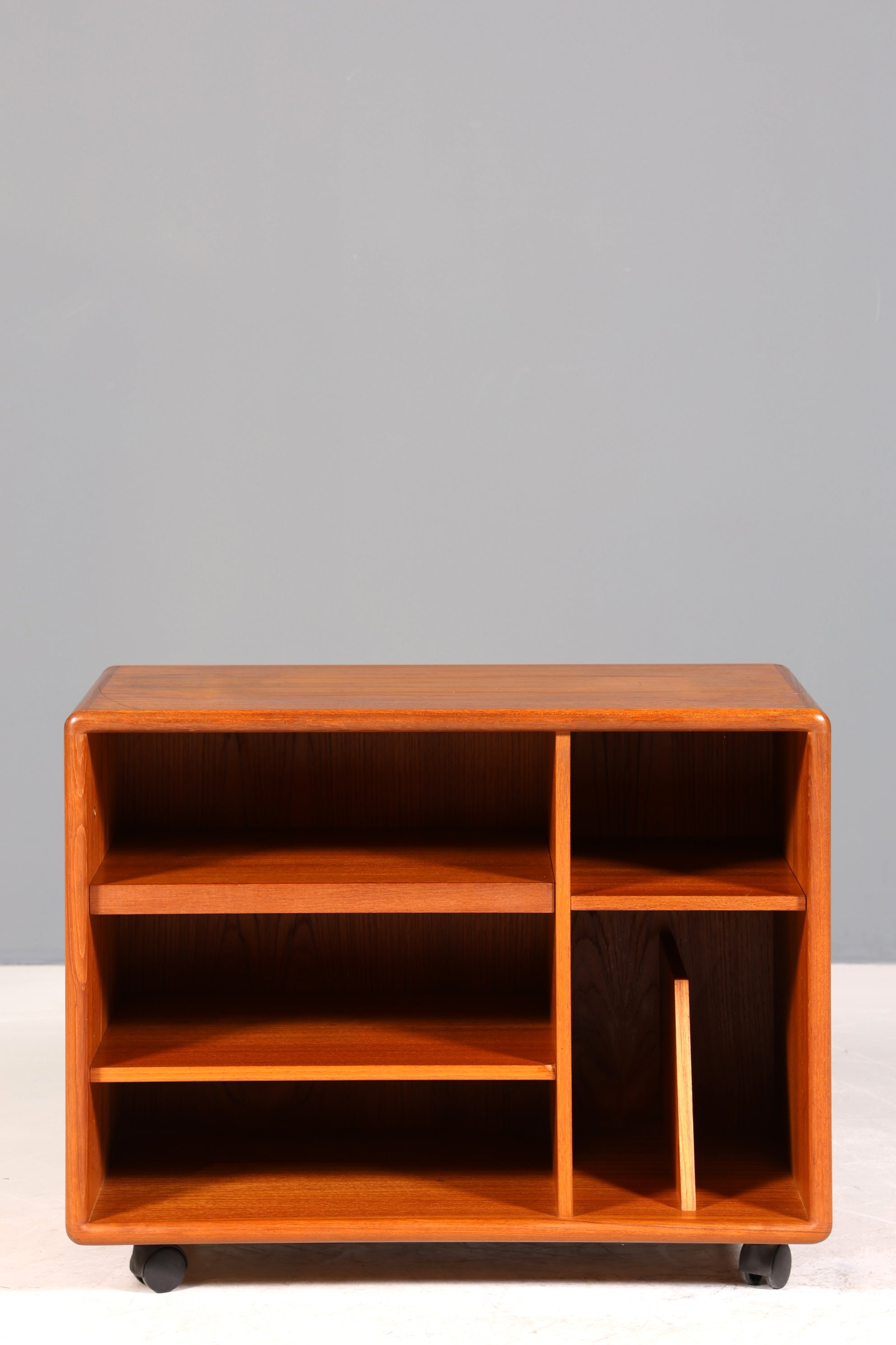 Original Mid Century &quot;Dyrlund&quot; Regal Beistelltisch Danish Design Teak Holz Regal TV Hifi Schrank 60s