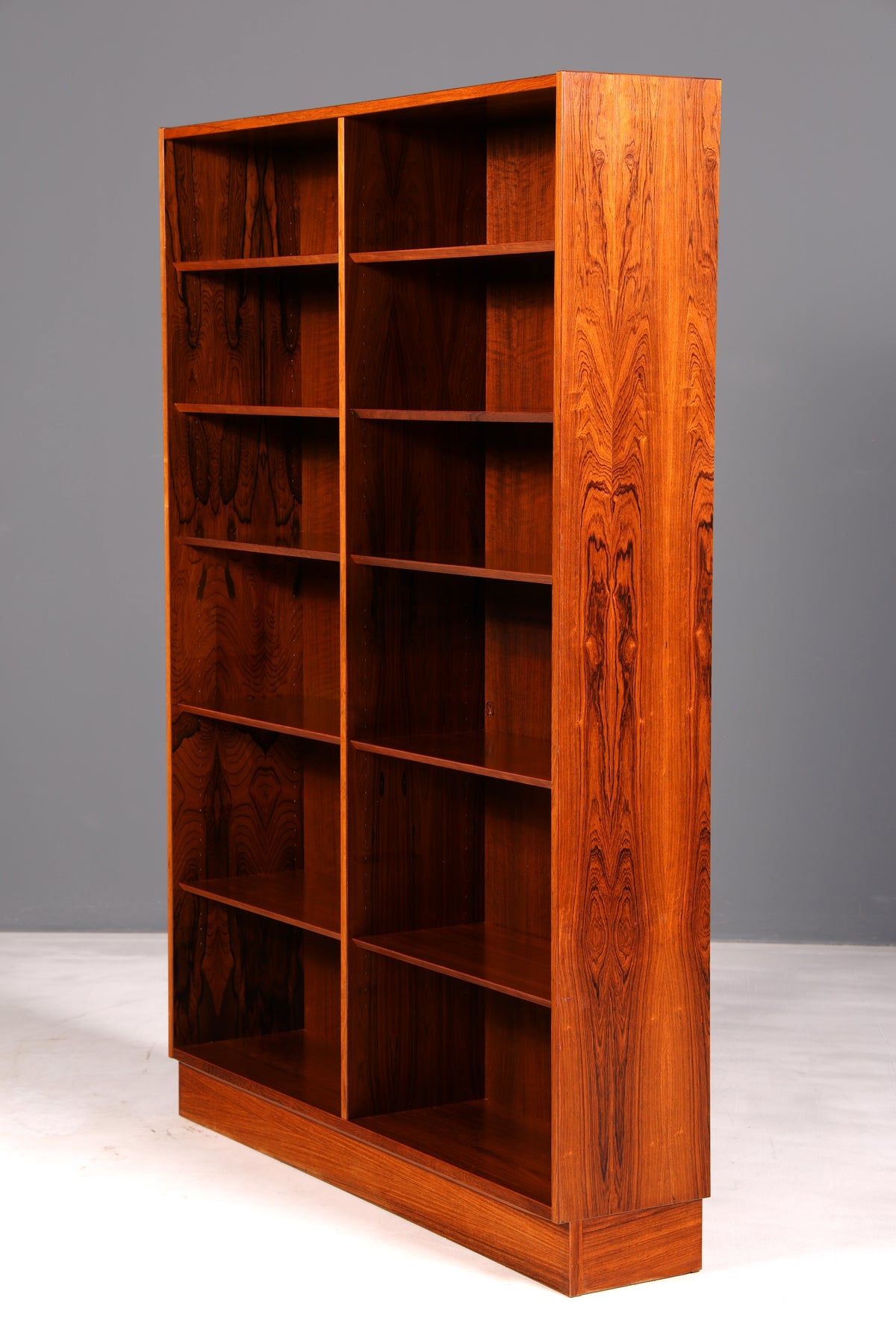 Stunning XXL Original Hundevad Mid-Century shelving unit in rosewood, Danish Design, Made in Denmark, vintage 1960s bookcase