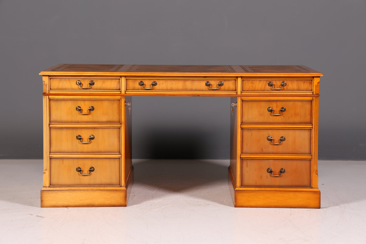 Wunderschöner Original Heldense Englischer Schreibtisch Eibe Echt Lederauflage Antik Stil Chefschreibtisch Bürotisch Partner Desk