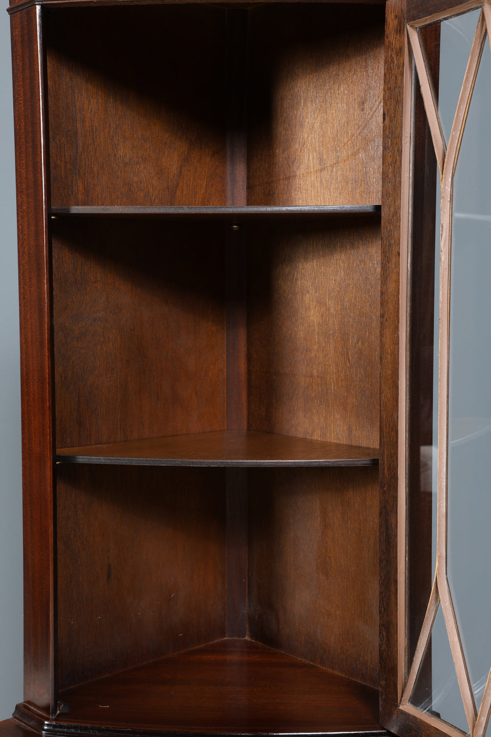 Wunderschöne Englische Eckvitrine Antik Stil Schrank