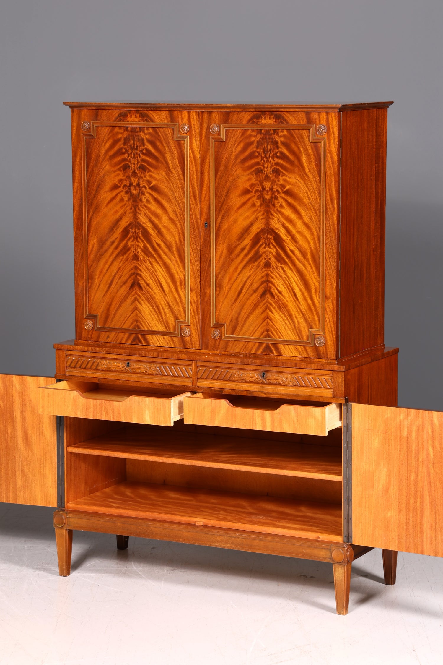 Wunderschöner Schrank im Gustavianischen Stil Vintage Kommode Highboard Regal Echt Holz Wäscheschrank Schlafzimmer