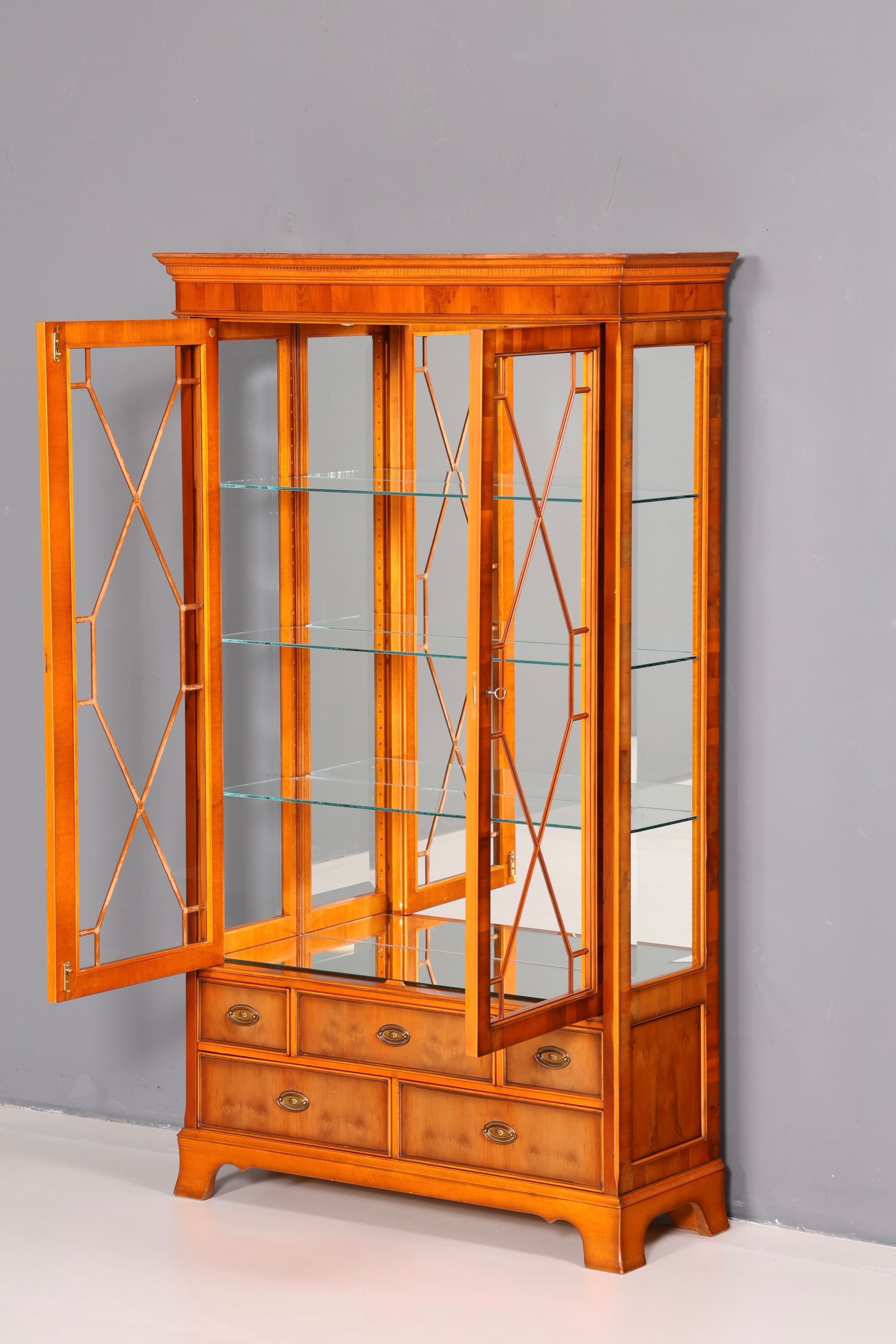 Wunderschöne Original Heldense Vitrine Englische Eibe Bücherschrank Glasvitrine mit Beleuchtung Antik