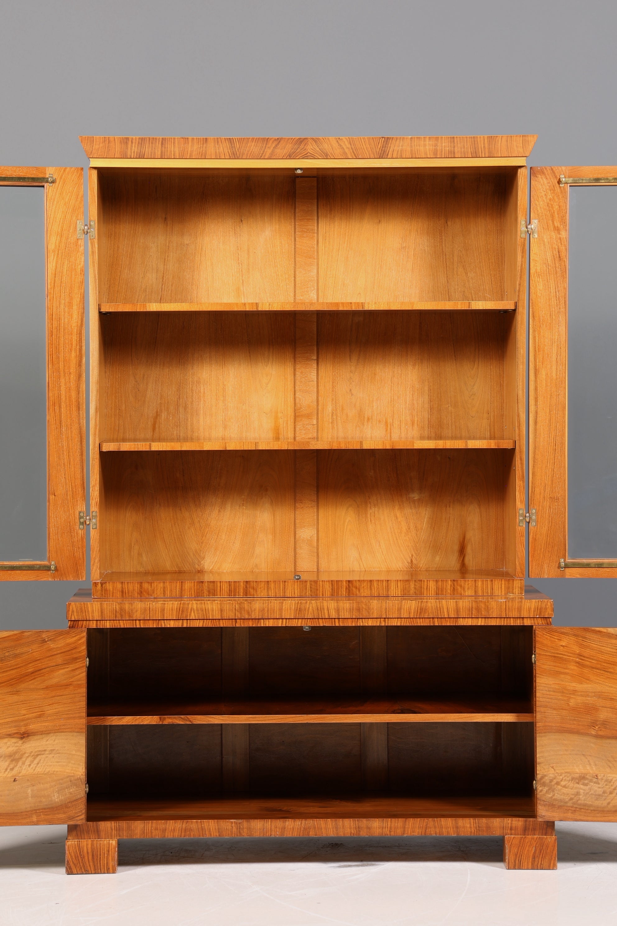 Wunderschöne Art Deco Vitrine Nussbaum Vitrine massiv Holz Antik Schrank Geschirrschrank 1 von 2