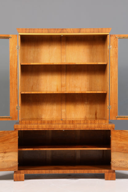 Wunderschöne Art Deco Vitrine Nussbaum Vitrine massiv Holz Antik Schrank Geschirrschrank 1 von 2