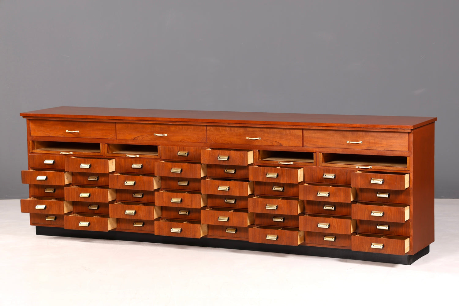 Beeindruckende XXL Mid Century Kommode Vintage Bauhaus Apotheker Schrank Retro Schubladenkommode