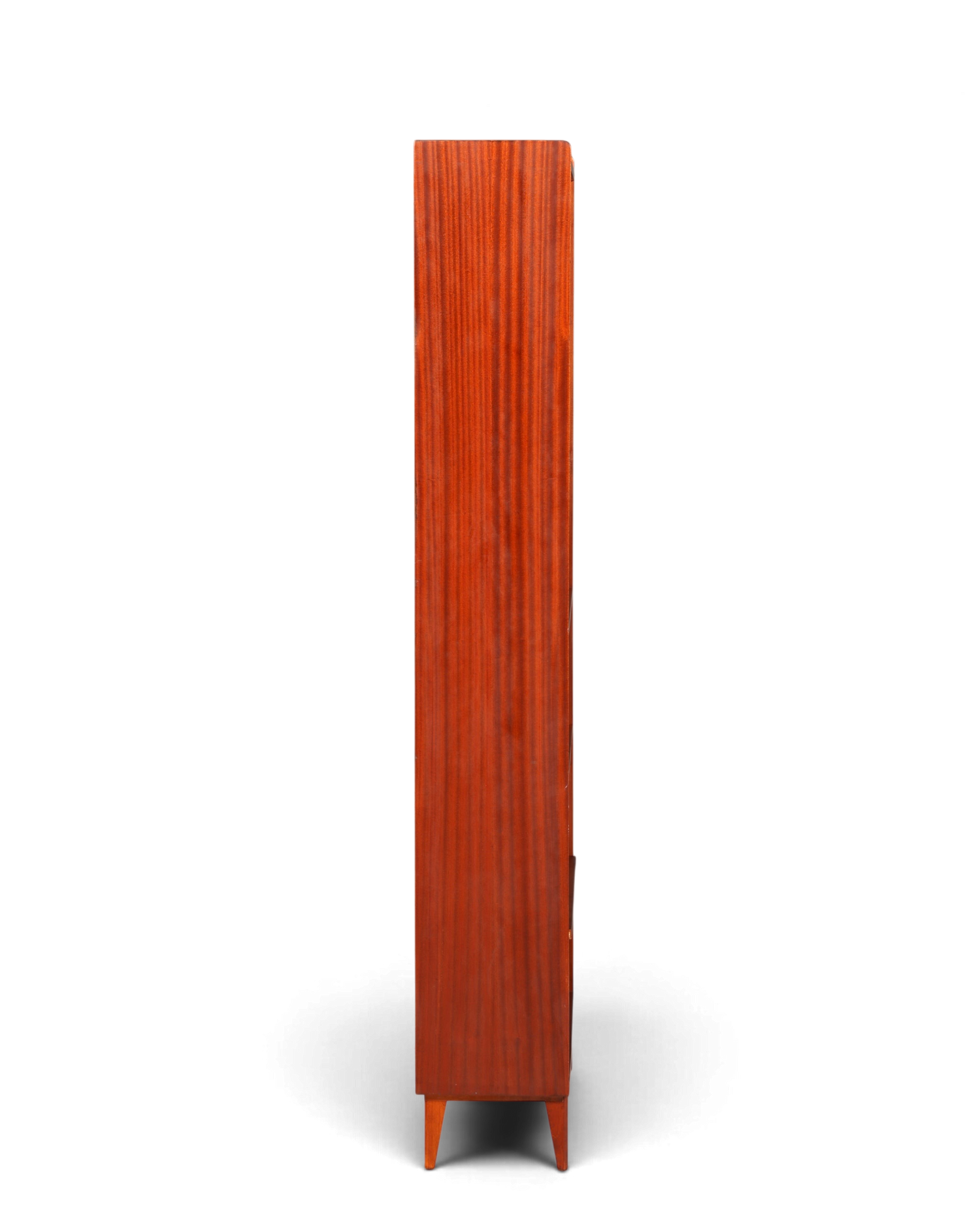 Hauptstadt Möblerei Mid Century Regal aus massivem Holz mit schmaler Seitenansicht und konischen Beinen