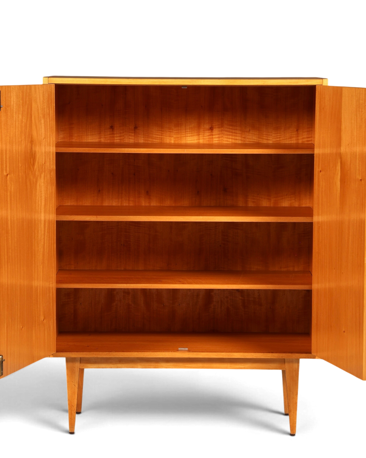 Hauptstadt Möblerei Hellerau Highboard Modell 602 aus Holz mit offener Front und Einlegeböden im Mid Century Design