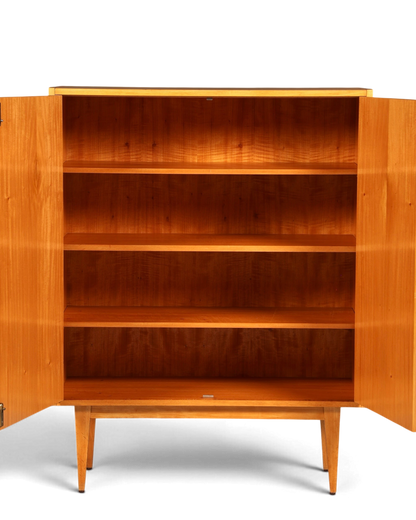 Hauptstadt Möblerei Hellerau Highboard Modell 602 aus Holz mit offener Front und Einlegeböden im Mid Century Design