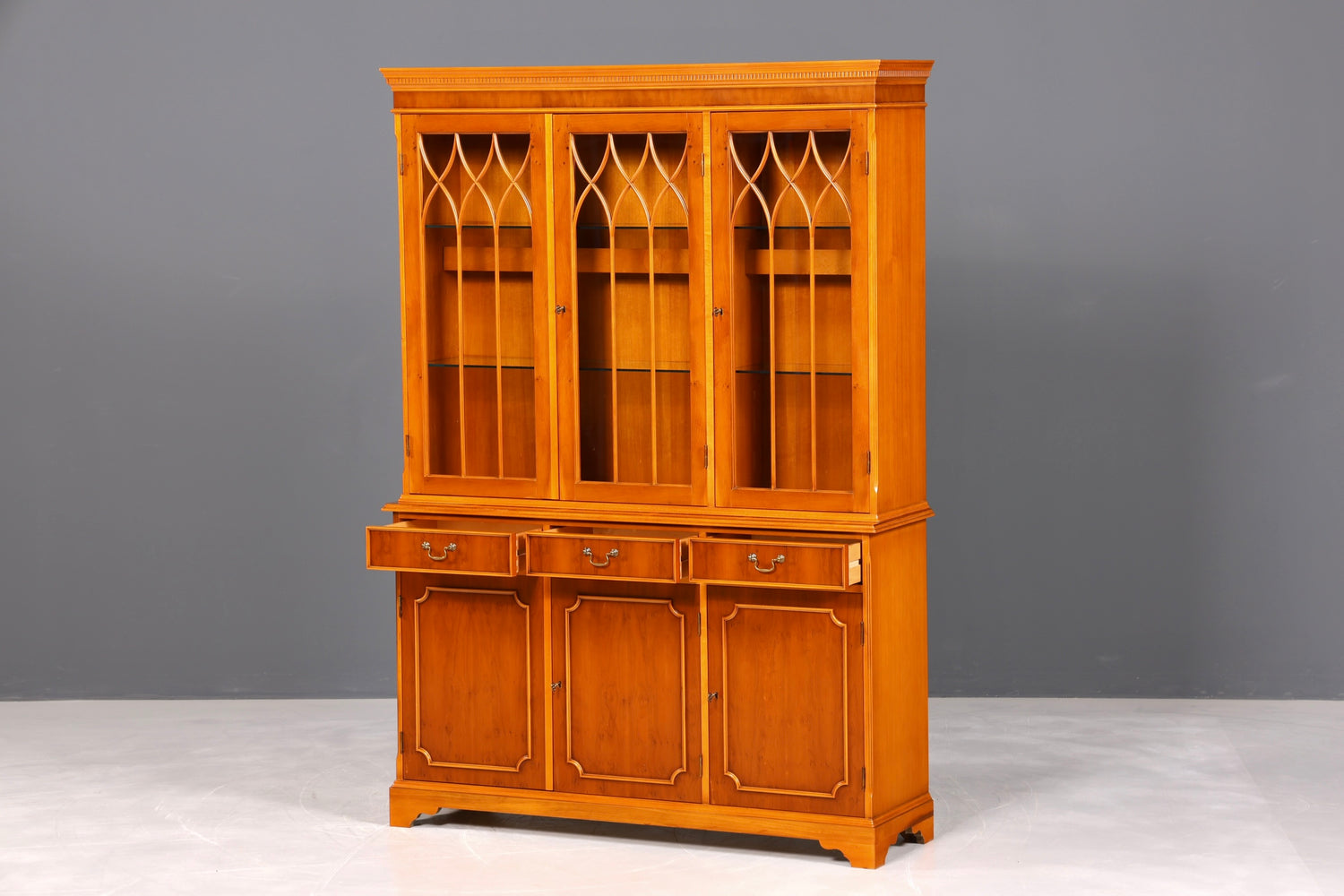 F946 Finish Wunderschöne Englische Vitrine Bücherschrank Buffet Antik Stil Englisch Eibe Glasvitrine Bibliothek