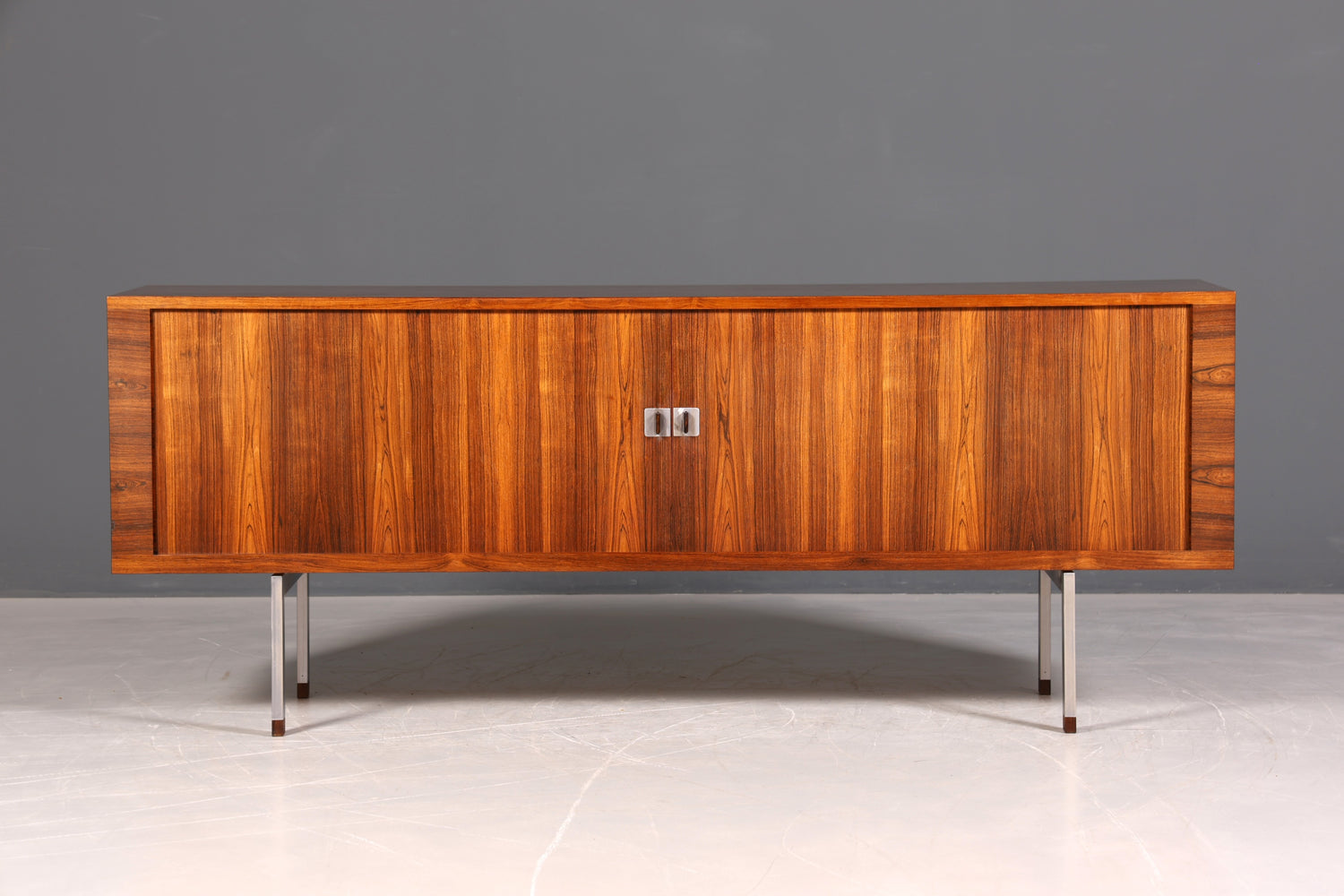 Beeindruckendes Original Hans J. Wegner für RY Møbler Modell RY 25 Sideboard Palisander Holz TV Kommode Vintage Schiebetür Schrank 1 von 2