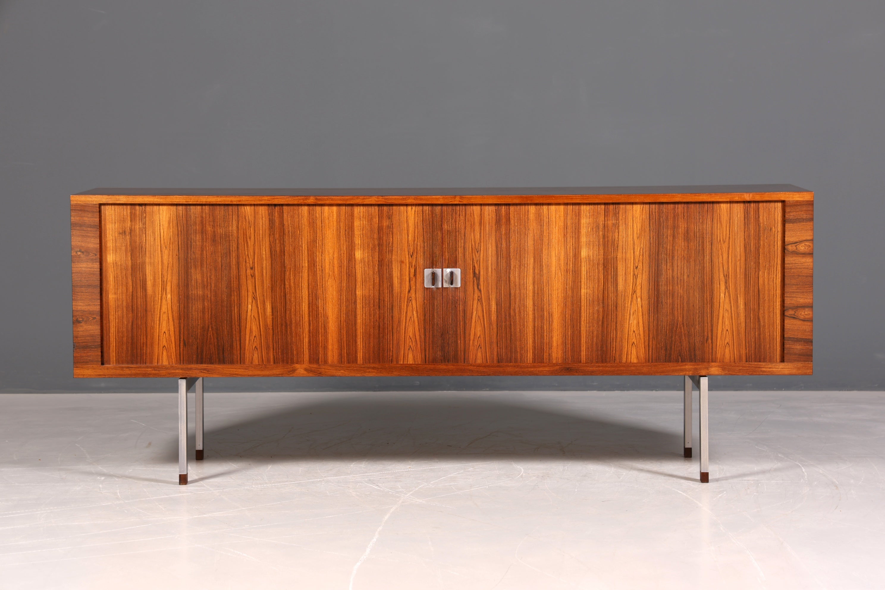 Beeindruckendes Original Hans J. Wegner für RY Møbler Modell RY 25 Sideboard Palisander Holz TV Kommode Vintage Schiebetür Schrank 1 von 2