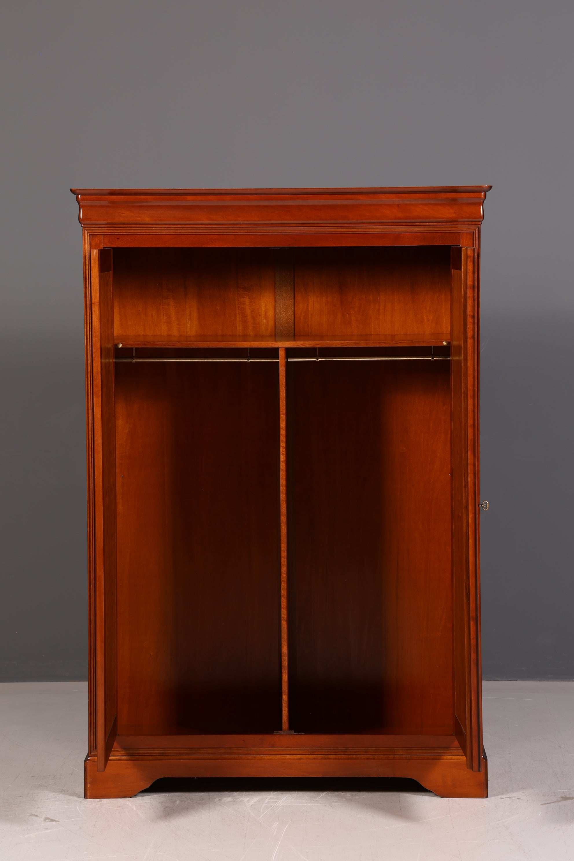 Edler Original Selva Kleiderschrank Kirschholz Dielenschrank Schlafzimmerschrank Wäscheschrank Italienische Möbel Vintage