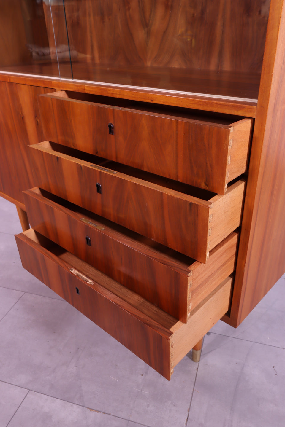 Wunderschönes Mid Century Vitrine Retro Highboard Nussbaum Schrank Kommode