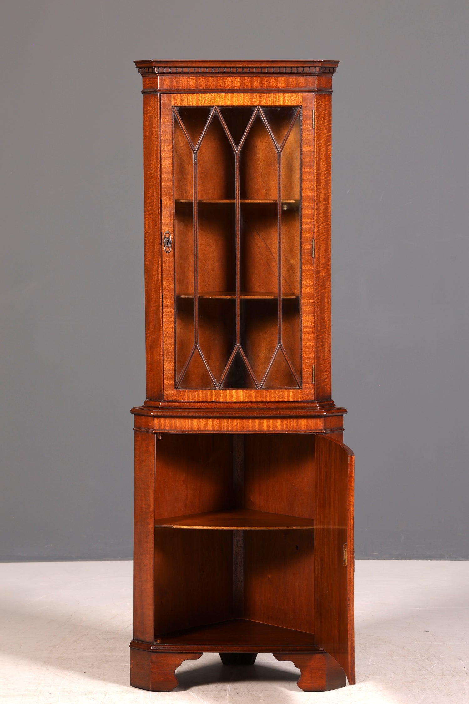 G248 Finish Wunderschöne Englische Eckvitrine Mahagoni Antik 60s echt Holz Schrank Eckschrank Glasvitrine (Kopie)