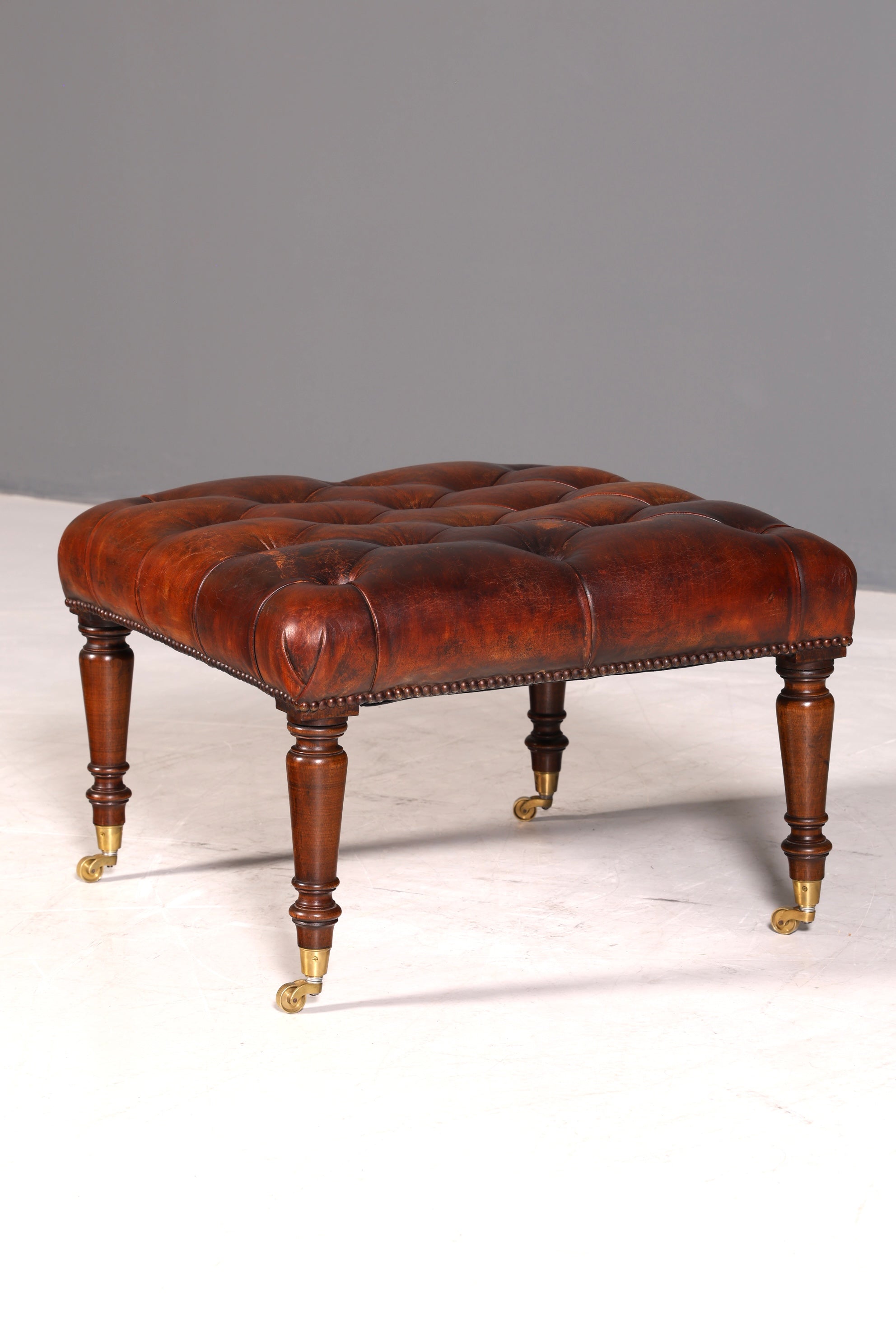 Original Chesterfield Hocker echt Leder Englischer Fusshocker UK Englisch Fussablage