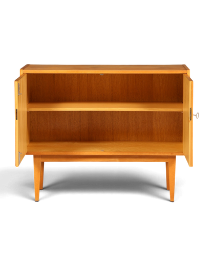 Hauptstadt Möblerei Hellerau Kommode Modell 602 von Franz Ehrlich aus hellem Holz im Mid-Century-Design mit Türen