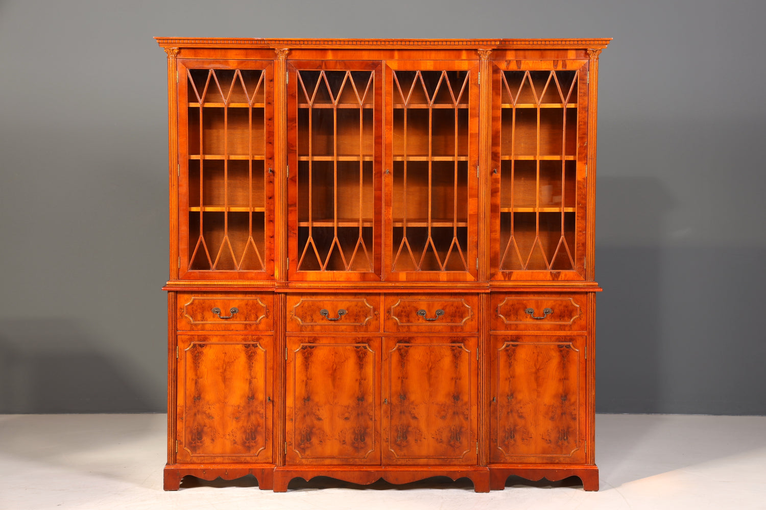 Traumhafte Englische Vitrine Eibe Holz Bibliothek Bücherschrank Buffet Schrank