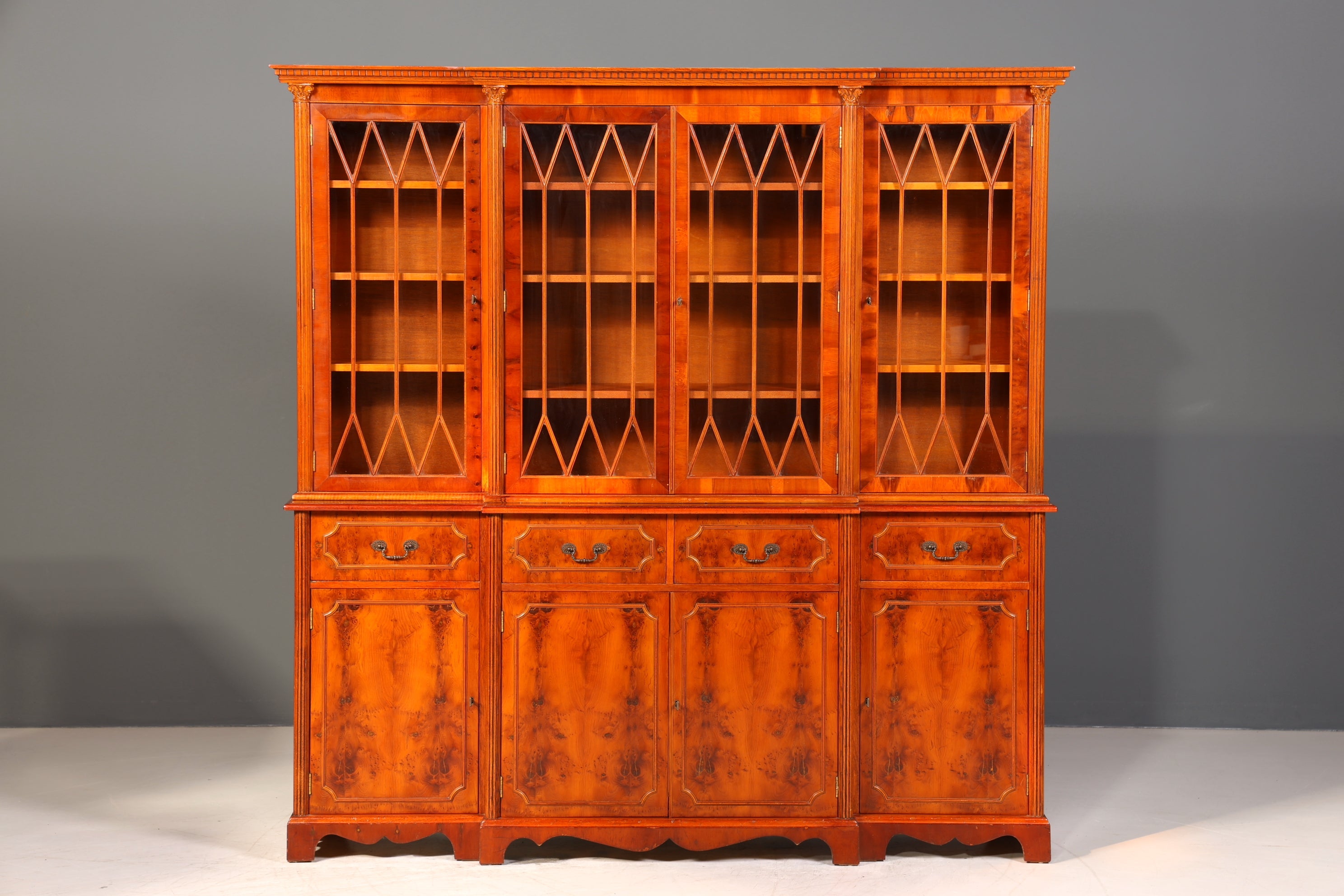 Traumhafte Englische Vitrine Eibe Holz Bibliothek Bücherschrank Buffet Schrank