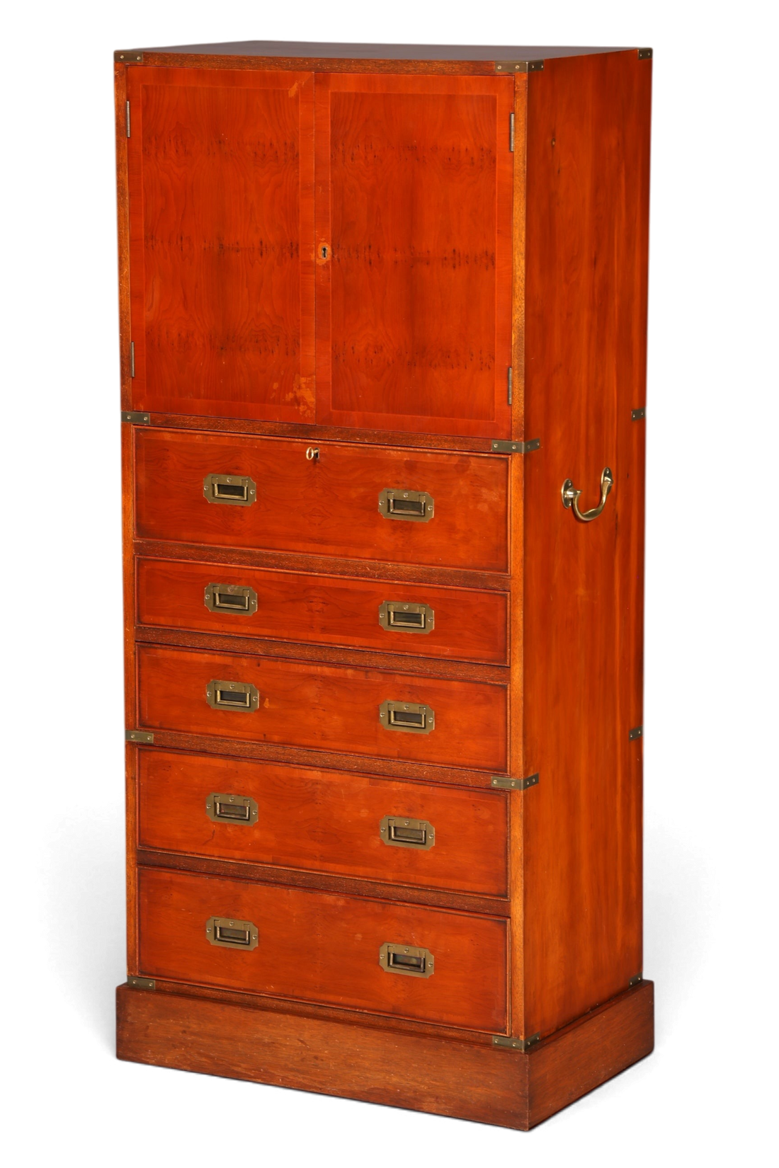 Hauptstadt Möblerei Vertiko Schrank im Military-Chest-Stil aus Echtholz mit Messingbeschlägen und Schubladen