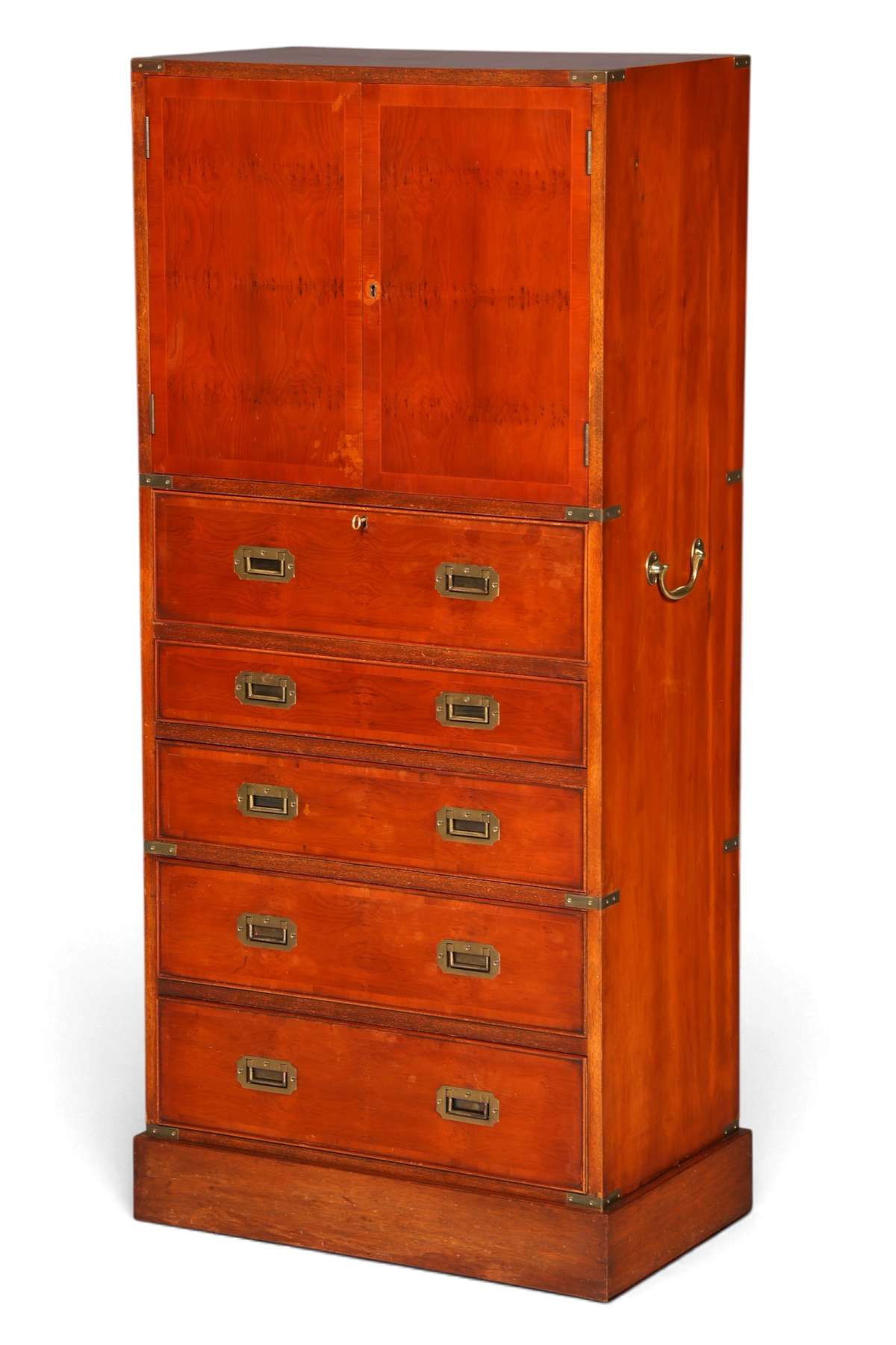 Hauptstadt Möblerei Vertiko Schrank im Military-Chest-Stil aus Echtholz mit Messingbeschlägen und Schubladen